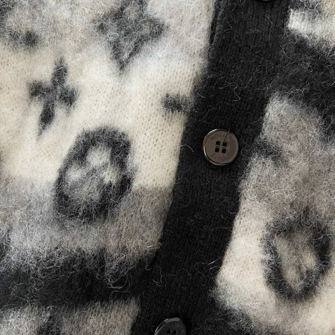 🅿️740 🀄️ Louis Vuitton Louis Vuitton's exclusive version. LV's new cardigan is made of rich and finely milled mohair. It uses elegant tones to highlight the full-length LV Monogram pattern. It is comfortable and warm to wear. It can be paired with simple casual pants or trousers to create a classic look with excellent texture. The same style for men and women. One-to-one sale on the official website